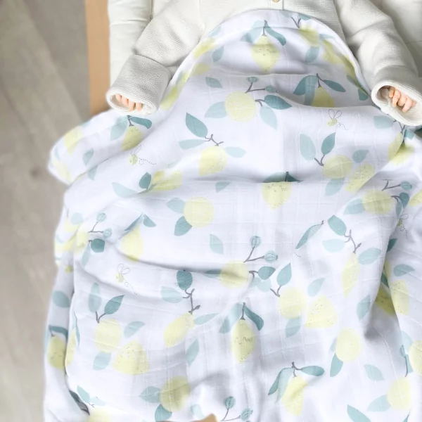 couverture bébé en lange coton bio imprimée citrons jaunes et bleus sur fond blanc