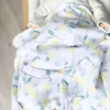 couverture bébé en lange coton bio imprimée citrons jaunes et bleus sur fond blanc