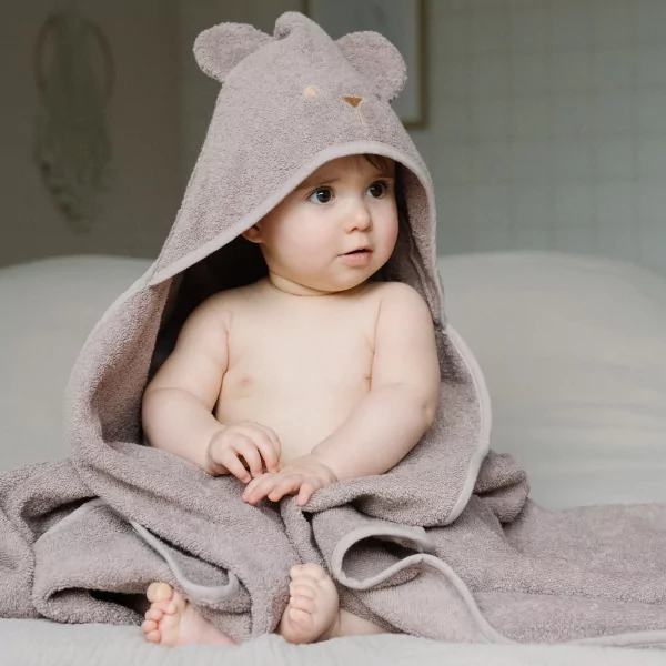 cape de bain bébé rectangulaire parme lilas en éponge coton bio et oreilles sur la capuche