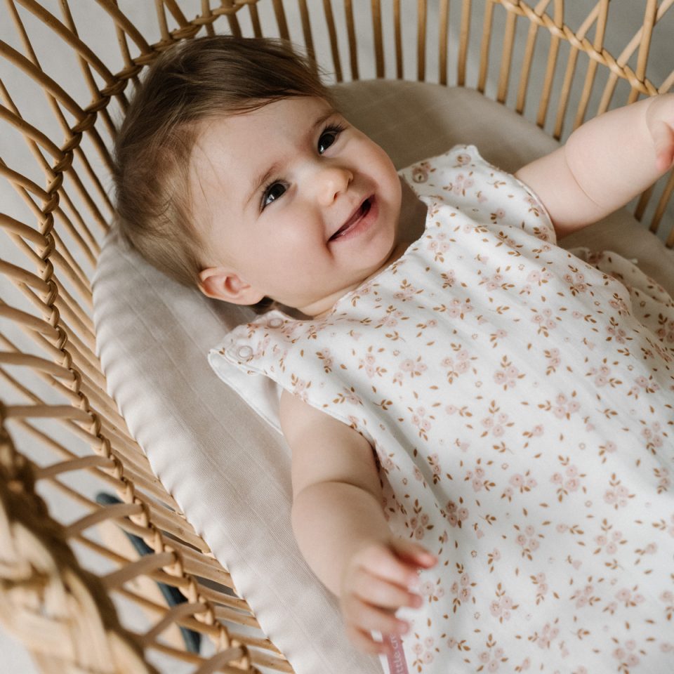 bébé fille dans sa gigoteuse été à fleurs